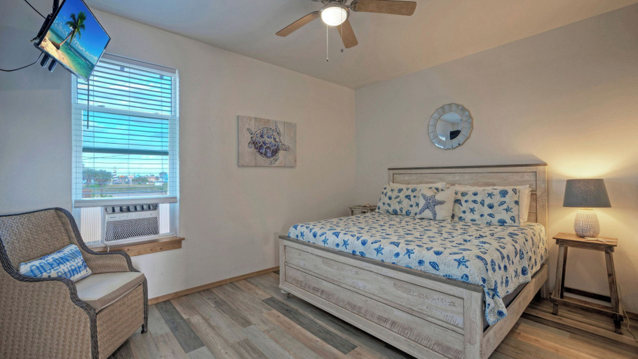 Bedroom, Fish Camp Cottage by Avantstay Shared Pool+views, Nueces