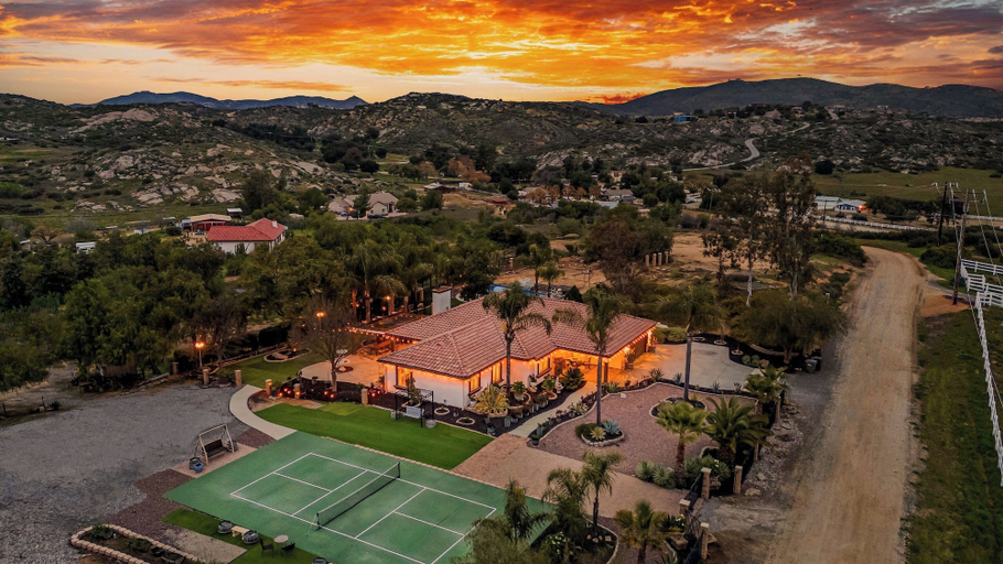 Exterior & Views
