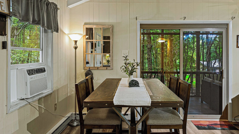 Others 5, Frolic on Fern by Avantstay Enclosed Deck w/ Forest Views, Bar, Monroe