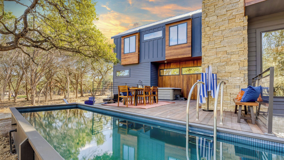 Sport & Beauty 5, Pool, Hot Tub, Game Room, Fire Pit Luxe & Private 4bdr Maverick by Avantstay, Hays