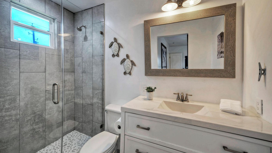 Bathroom, Kenna's Kabana by Avantstay Walk to Beach, Nueces