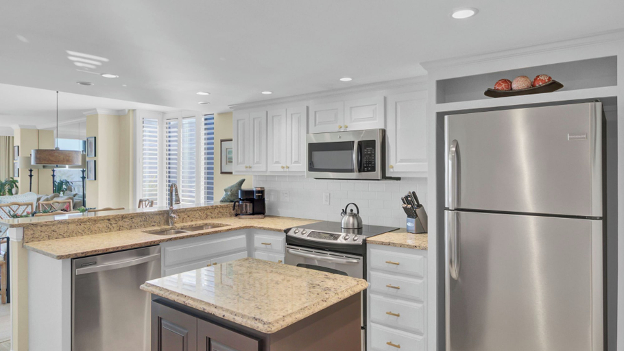 Others 4, Oceanfront w/ Pool + Beach Access & Balcony View 312 B Shipwatch by Avantstay, Charleston