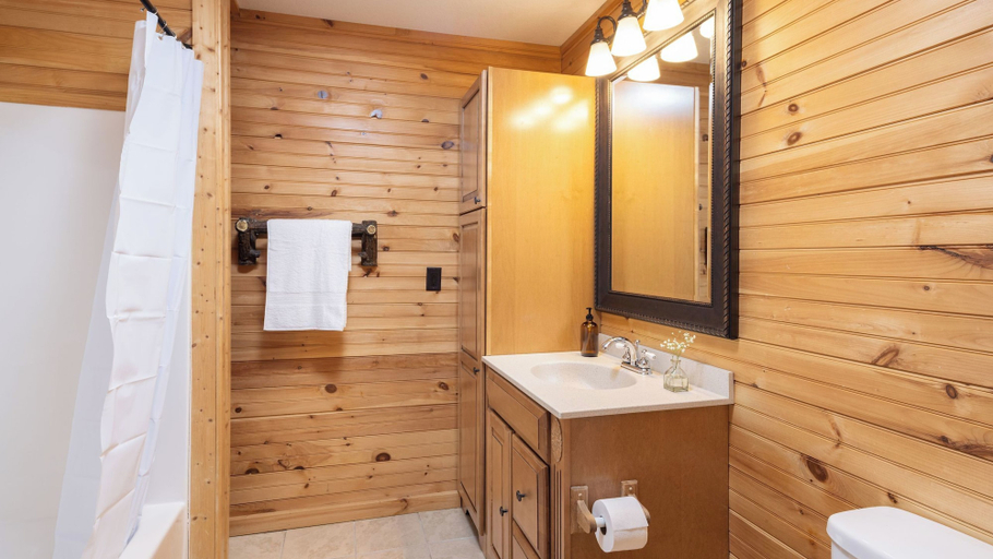 Bathroom 3, Leyland by Avantstay Cabin Mansion w/ Views, Buncombe