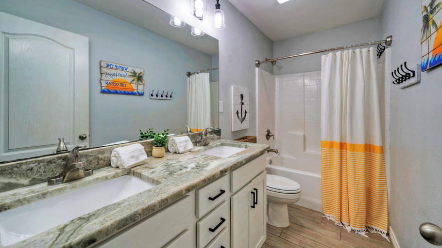 Bathroom 4, Mins to Beach + Private Pool Golf Cart Zone Game Room Sleeps 12, Nueces