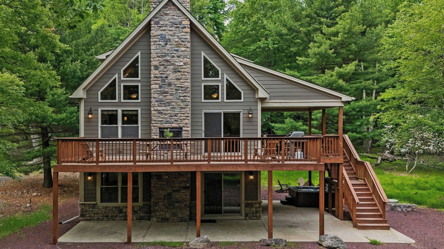 Exterior & Views 2, Bear Paw Lodge by Avantstay Hot Tub, Deck, & Fire Pit, Carbon