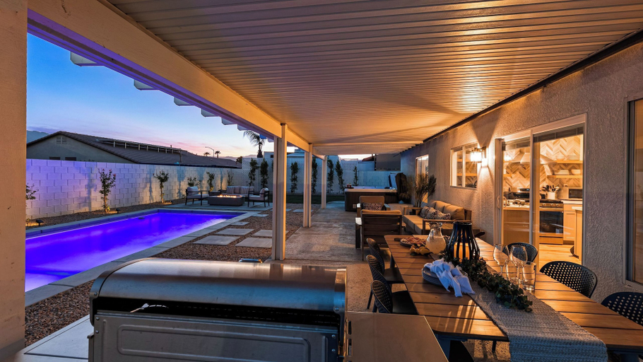 Food & Drinks, Montego by Avantstay Private Yard w/ Pool & Hot Tub, Riverside
