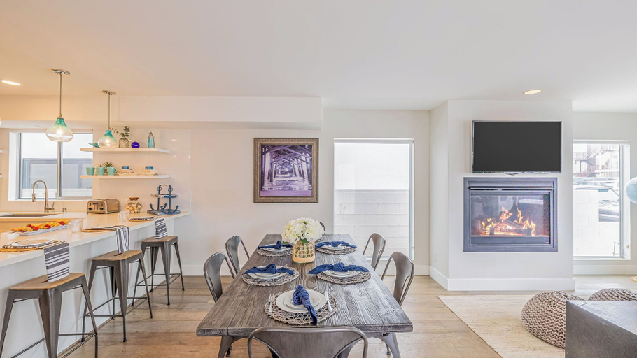 Food & Drinks, Private Rooftop + Steps to the Beach Chic Design Seaside Style by Avantstay, Orange