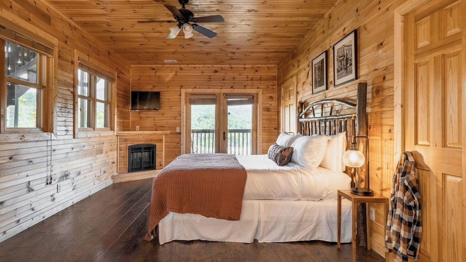 Bedroom 3, Hickory Ridge by Avantstay Sleeps 20! Incredible Private Elevated Cabin, Sevier