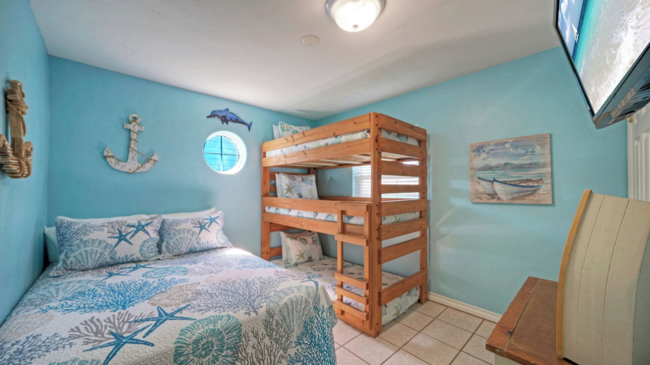 Bedroom 3, Point Break by Avantstay Ocean View Escape Game Garage Golf Cart Zone, Nueces