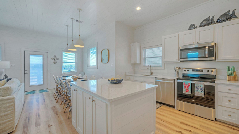 Interior 2, Sleeps 20 2 Homes, Beach Boardwalk Access, Private Pools, Stunning Views, Nueces