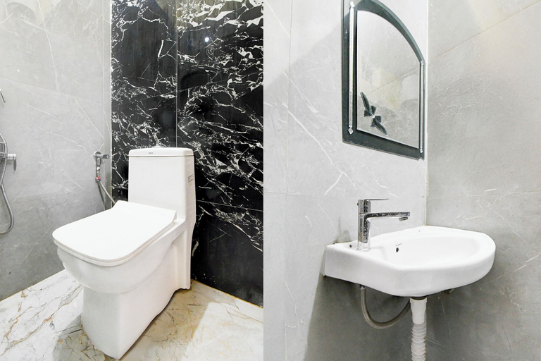 Bathroom, FabHotel RB Palace - Nr. Varanasi Junction (Cantt) Railway Station, Varanasi