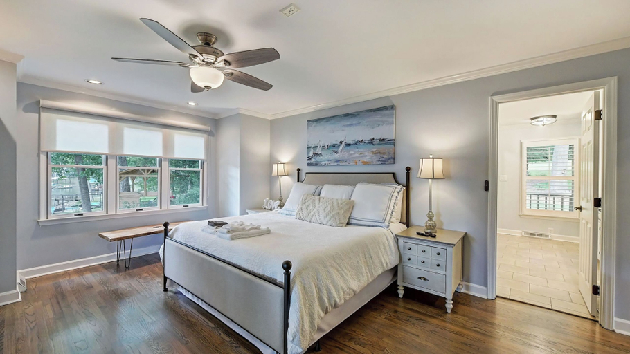 Bedroom 3, A Frame of Mind by Avantstay Lakefront Retreat Hot Tub + Game Room + Dock, Catawba