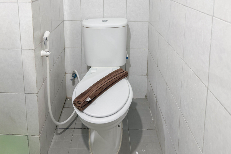 Bathroom 4, Convenient Studio Apartment Suncity Residence By Travelio, Sidoarjo