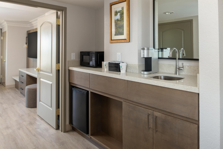 Bathroom 5, Embassy Suites by Hilton Sacramento Riverfront Promenade, Sacramento