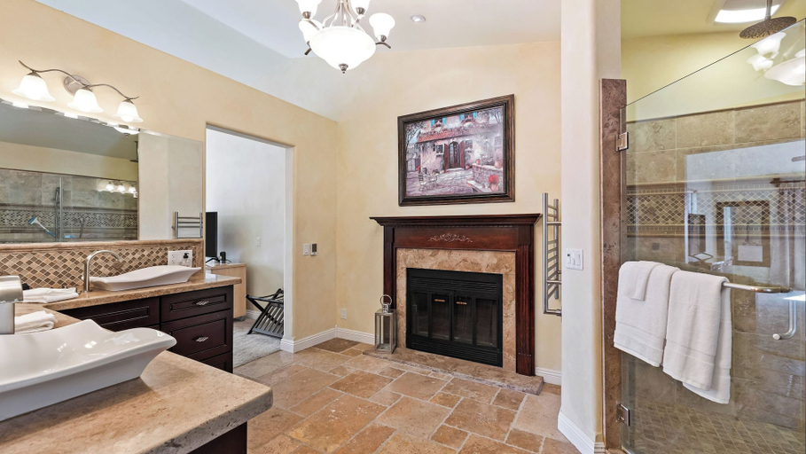 Bathroom 4, Chardonnay Charm by Avantstay Luxe Group Retreat w/ Pool Mins to Wineries, Riverside