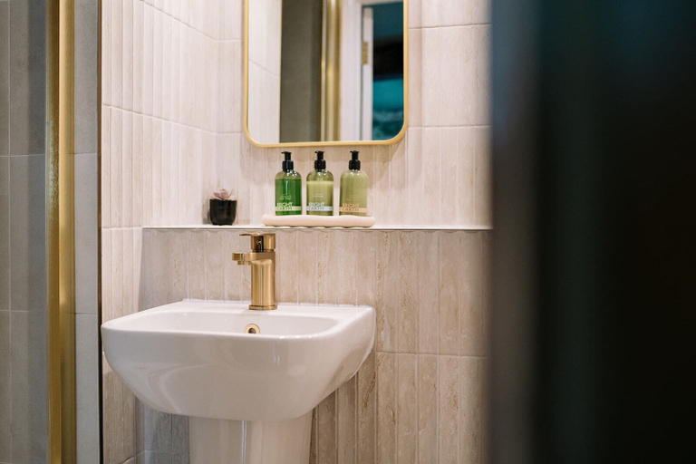 Bathroom 4, The Chagford Inn, Devon