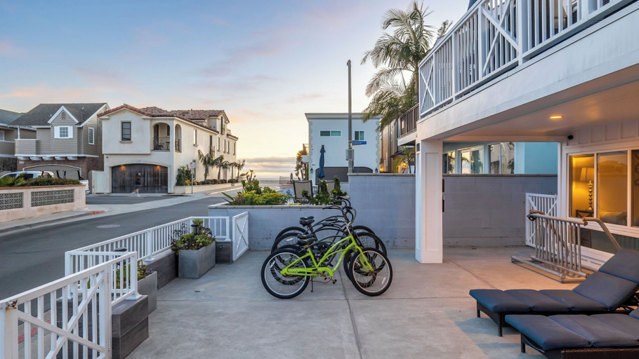 Others 5, Ocean Breeze I by Avantstay Steps to the Beach!, Orange
