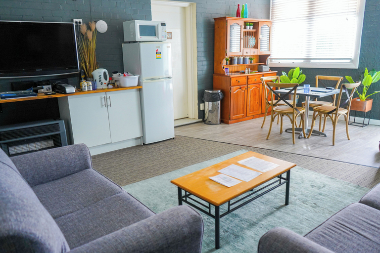 Others 4, Khartoum Hotel, Cessnock
