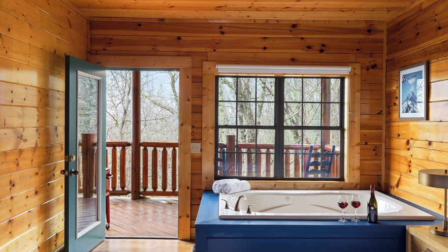 Bathroom 3, Bears Den Way by Avantstay Private Golf Sim, Firepit & Mountain Views Near Dollywood, Sevier