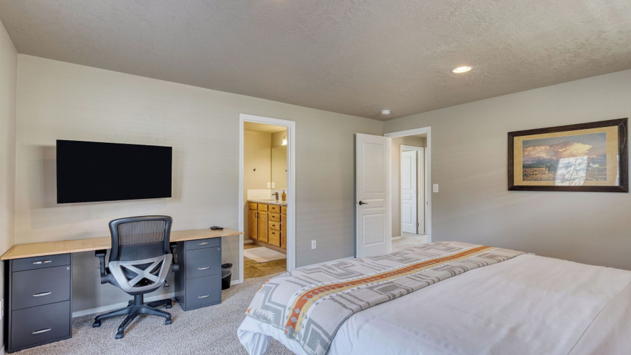Bedroom 3, Old Mill Getaway by Avantstay Private Backyard w/ Hot Tub, Deschutes