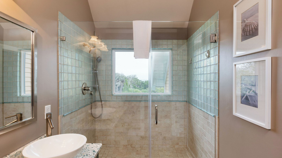 Bathroom 4, Seaclusion by Avantstay Walk to the Beach, Charleston