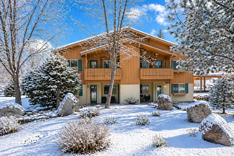 Exterior 4, Suite Serenity 3 Bedroom Condo by NW Comfy Cabins by RedAwning, Chelan