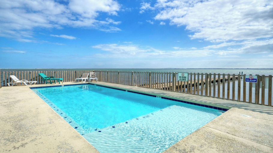 Sport & Beauty 5, 6bdr Bay Haven w/ Shared Waterfront Pool + Boat Dock Keeper Trout by Avantstay, Nueces