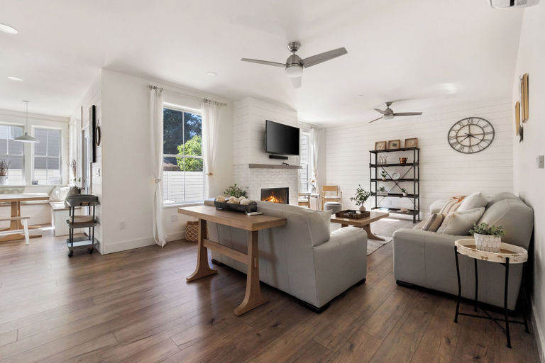 Living area 2, Serene 5BR Farmhouse Retreat Shoreline, King