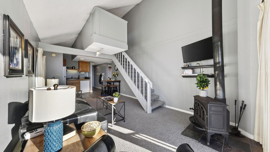 Interior 5, Beach Front Perch by Avantstay Lakefront Condo + Views + Near Dining and Skiing, El Dorado