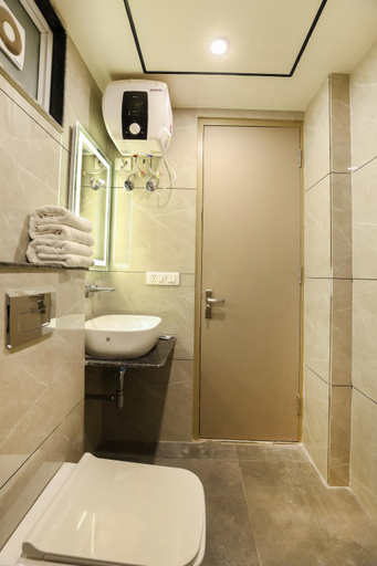 Bathroom 4, Hotel WHITE & BLUE Delhi Airport, Delhi