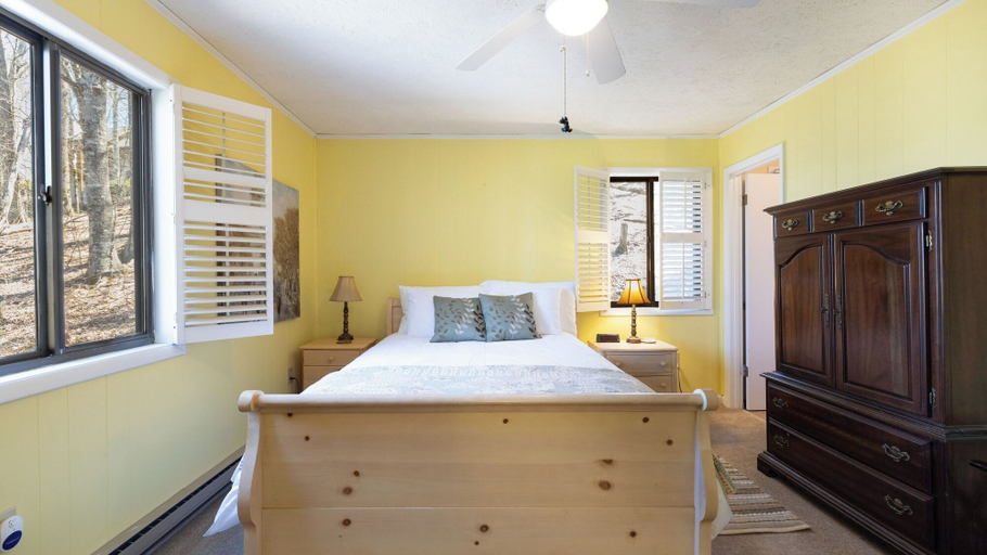 Bedroom 2, Ash Vale by Avantstay Expansive Deck + Ping Pong + Covered Porch Blue Ridge Mountain Escape, Madison