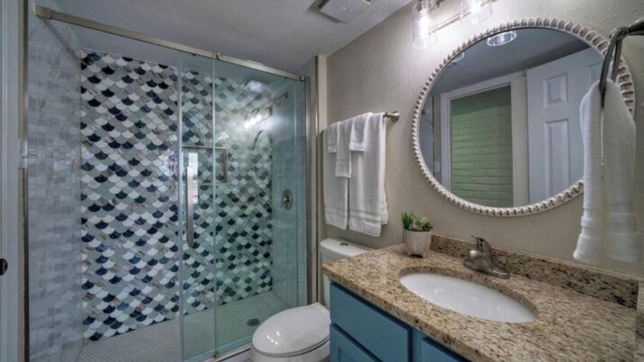Bathroom, Stay Palm by Avantstay Boardwalk, Pool, Nueces