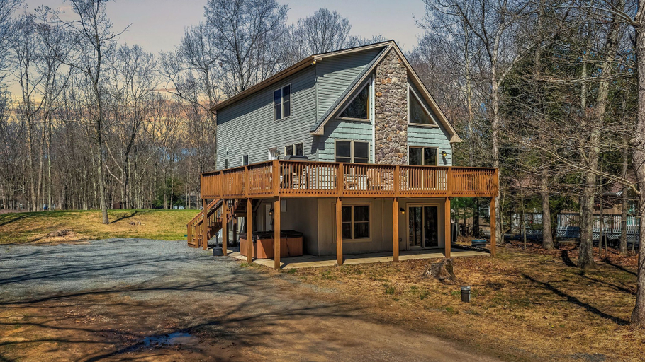 Exterior & Views 2, Hickory Haven by Avantstay Hot Tub, Game Room, Theater, Deck, Carbon