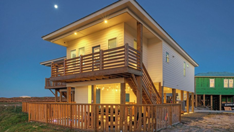 Interior 3, Sleeps 20 2 Homes, Beach Boardwalk Access, Private Pools, Stunning Views, Nueces