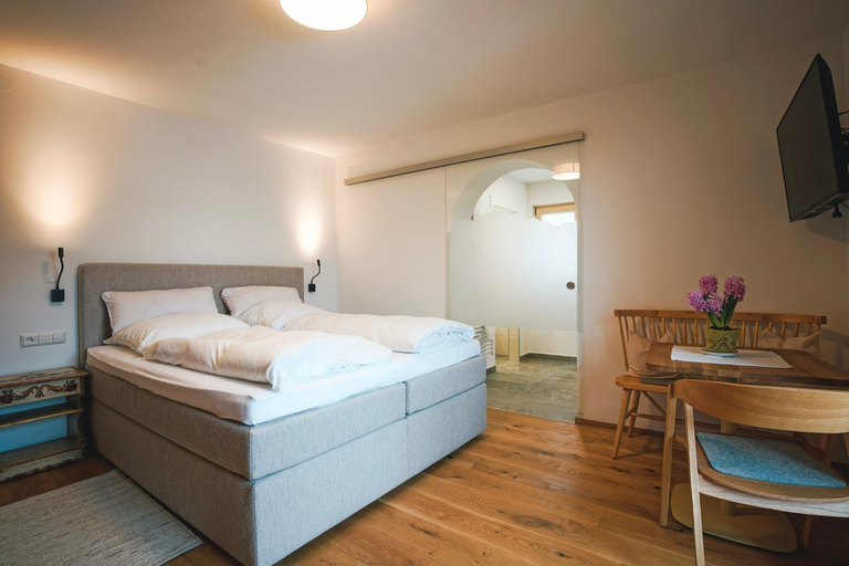 Bedroom 2, Gastehaus am Kurparkweg, Fruhstuckspension, Traunstein