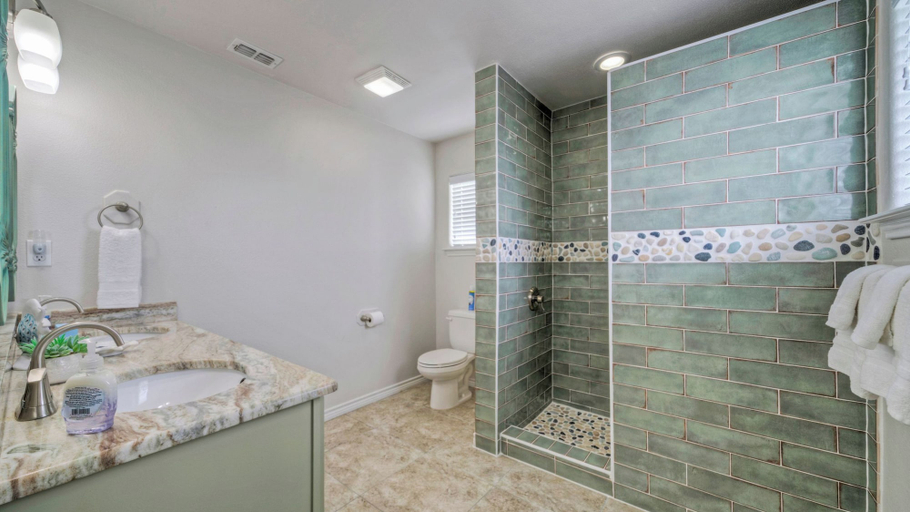 Bathroom 4, Reel Life Dreams by Avantstay Pool + Near Beach!, Nueces