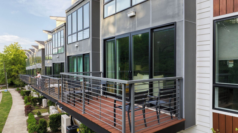 Others 5, Luxe 4bdr w/ Balcony & Parking, 10 Mins to Broadway 9th Avenue by Avantstay, Davidson