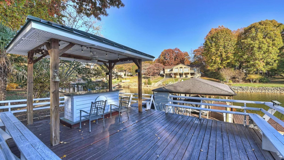 Food & Drinks, Lakefront Home Private Dock, Tiki Bar, Firepit Shore to Please by Avantstay, Lincoln