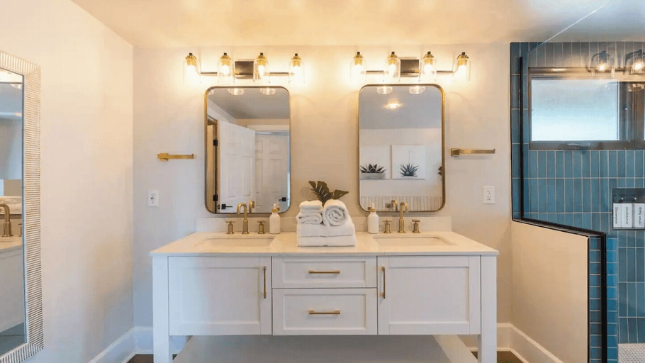 Bathroom 4, 20 Acre Panoramic View Estate Hot Tub, Pickleball & Game Room, Riverside