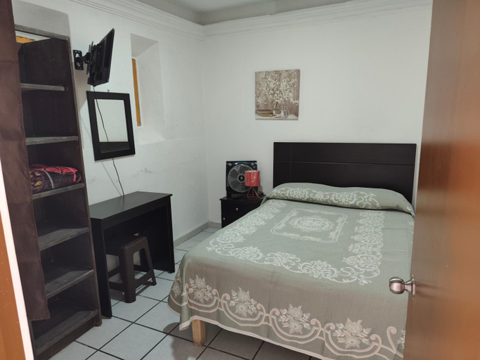 4, Hostal menavi, León