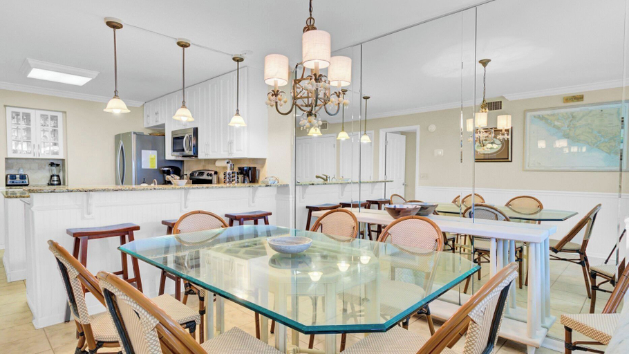 Food & Drinks, 123d Shipwatch by Avantstay Beach Access + Pool, Charleston