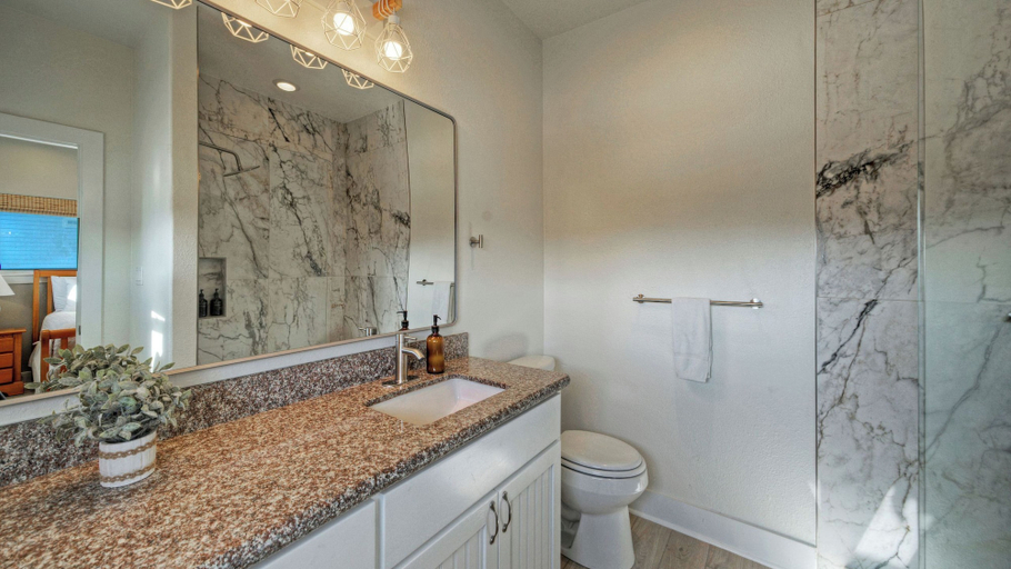 Bathroom 3, Steps to Beach, Balcony, Ocean View Golf Cart Zone Casa Rosada by Avantstay, Nueces