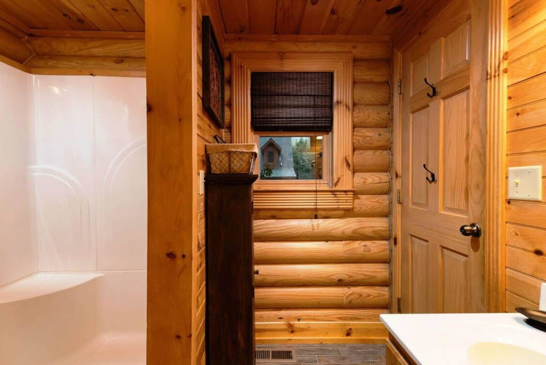 Room 3, Rise n Shine Cabin by Beyond Expectations With Hot Tub, Sevier