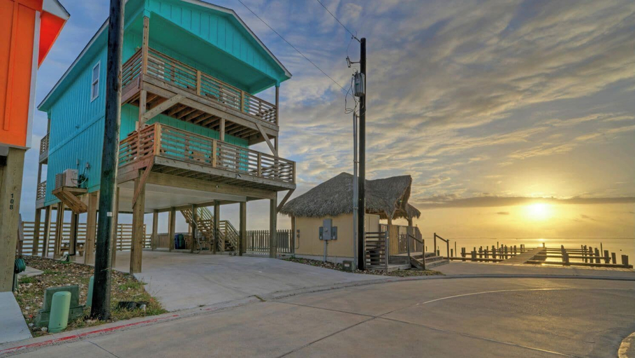 Exterior & Views 2, Waterfront w/ Bay Views, Shared Pool & Boat Dock Marlin Madness by Avantstay, Nueces