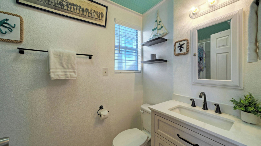 Bathroom 4, Port A Cottage by Avantstay Private Patio + Deck Designed for Groups, Nueces