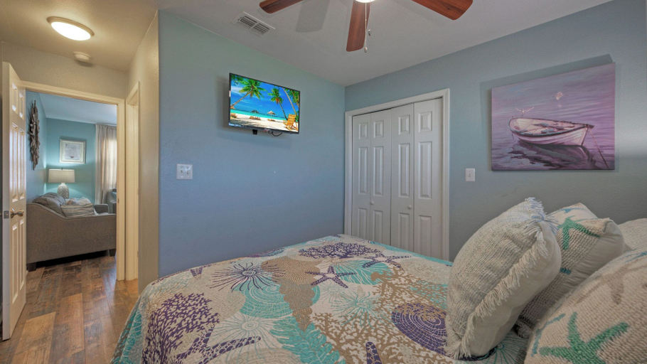 Bedroom 3, Stylish 2BR Coastal Getaway w/ Pool & Prime Location Lazy Fun, Nueces