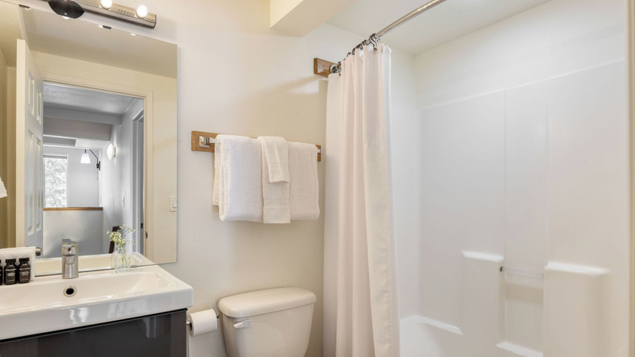 Bathroom, Chickaree by Avantstay A-frame w/ Mountain Views, Placer