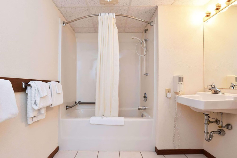 Bathroom, Travelodge by Wyndham Ishpeming/Marquette, Marquette