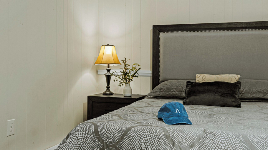 Bedroom 3, Frolic on Fern by Avantstay Enclosed Deck w/ Forest Views, Bar, Monroe