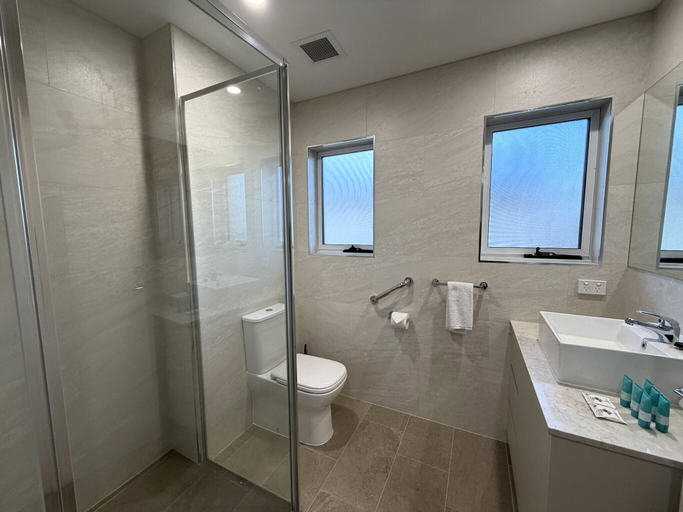 Bathroom 4, Southport Motel & Apartments, Gold Coast